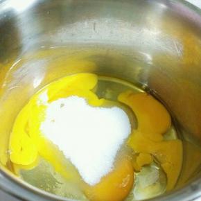 鸡蛋打入盆里，放入白糖和白醋。