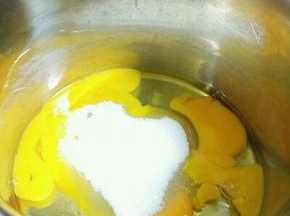鸡蛋打入盆里，放入白糖和白醋。