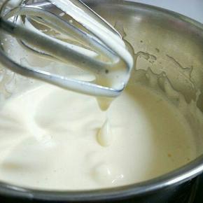 全蛋隔40度热水打发，高速打至滴落的蛋液痕迹不易消失。