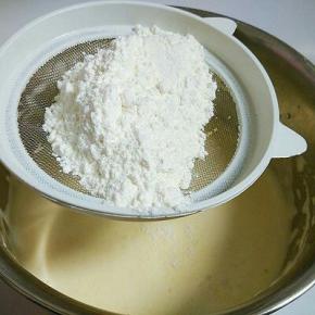 筛入低筋面粉。