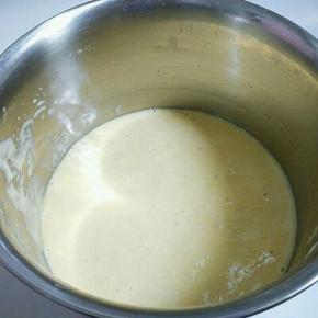 上下快速翻拌均匀或“Z”字翻拌，不可圈圈搅拌以防消泡。