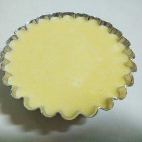 模具抹油，倒入面糊，轻震几下去除气泡。