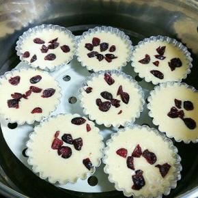 放入蒸锅，撒上蔓越莓干，盖上盖。