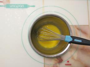 蛋黄中加入一些细砂糖搅拌均匀。