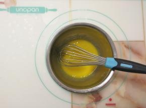 蛋黄中加入一些细砂糖搅拌均匀。