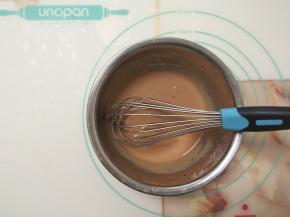 加入草莓汁搅拌均匀。