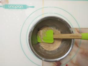 筛入低筋面粉充分拌匀。