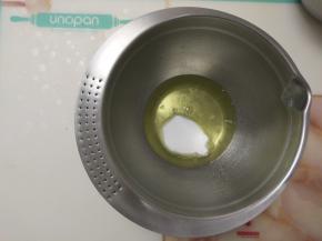 蛋清中加入剩余的细砂糖。