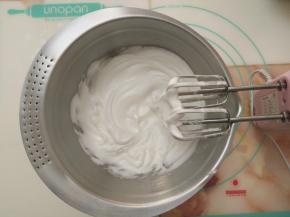 用电动打蛋器打至湿性偏干状态（如图状态）。