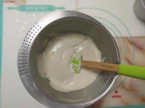 切拌均匀，成光滑细腻的面糊。