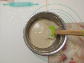 取三分之一打发好的蛋清到蛋黄糊中，切拌均匀。