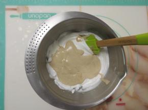 倒入剩余的蛋清中。