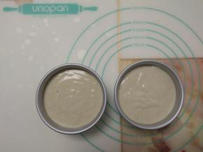 倒入模具中，震动大气泡。