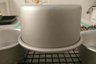 出炉震一下模具，立即倒扣至彻底凉透。