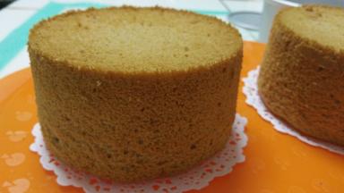 凉透的蛋糕脱模即可。