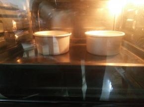 放入预热好的烤箱，140度35分钟。