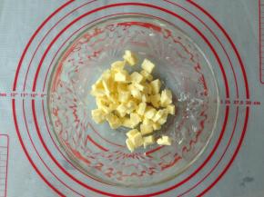 黄油切成小块，室温软化