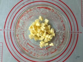 黄油切成小块，室温软化