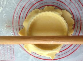 将松驰后的面团分出200克面团擀簿，然后用擀面杖提起派皮，铺在6寸派盘上，用手按压出四周，然后用擀面杖在派盘上滚一下，就能去掉多余的派皮。