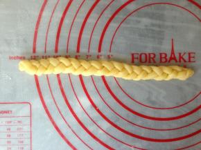 从中间开始辫辫子，辫好一边再反转辫另一边。