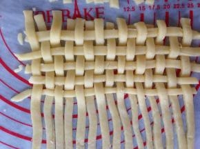 再切出20条长条，辫织井字型，条与条之间空出一点位置，不用紧挨着。