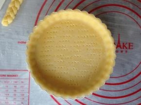 用叉子在派底叉出多个小孔。
