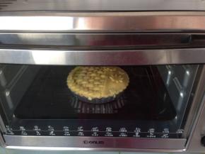 将苹果派放入已经预热200度的东菱K30A烤箱下层，烘烤25分钟。