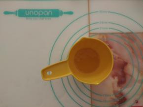 融化的吉利丁液中加入50克酸奶，