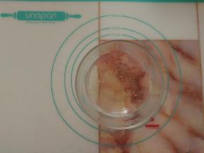 泡软的吉利丁片放在杯中隔水加热至融化。