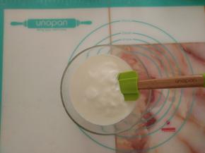 再倒入剩余的酸奶中快速搅拌均匀。