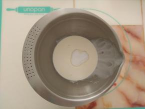 淡奶油中加入细砂糖。