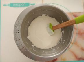 打发好的淡奶油中加入之前拌好的酸奶，加入柠檬汁，快速搅拌均匀（天气热的时候要把盆坐在冰水中搅拌，慕斯液才容易粘稠），这时候原味的酸奶慕斯液已经成功了，喜欢原味的可以直接装入模具中。