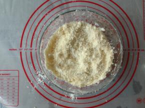 用手搓成玉米粉的样子