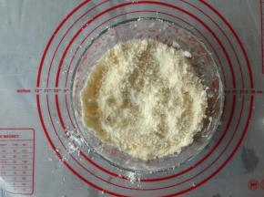 用手搓成玉米粉的样子