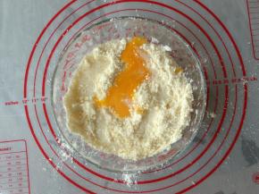 加入蛋黄和水