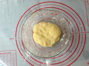 揉成面团即可，揉的时间不要太长，以免起筋，盖上保鲜膜，放冰箱冷藏1个小时。