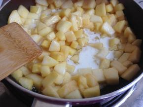 加入一点点盐，用20克水加10克玉米淀粉调匀之后勾芡，煮浓稠。