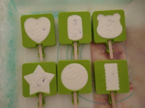 把慕斯液分成两份，分别加入蔓越莓和巧克力豆拌匀，装入雪糕模具中，入冰箱冷冻一夜。