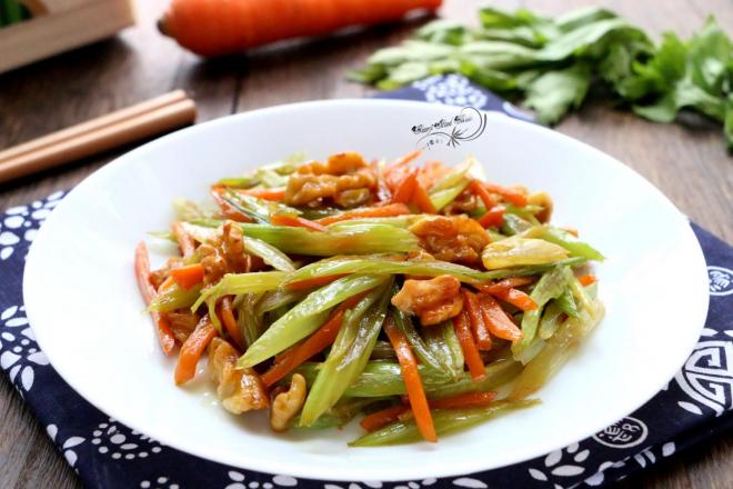 西芹炒核桃仁