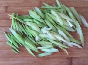 芹菜洗净斜切段