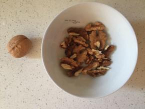 核桃剥出核桃仁，就是图中左边的核桃，自己剥的