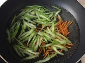 将芹菜和胡萝卜丝焯水后捞出控水