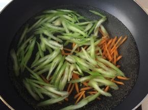 将芹菜和胡萝卜丝焯水后捞出控水