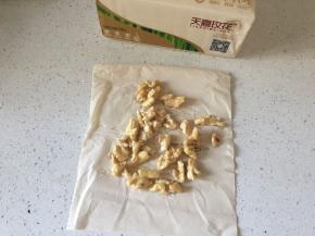 将核桃去皮后用纸巾吸去多余的水份
