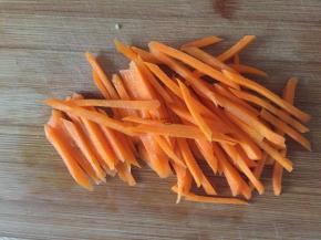胡萝卜洗净去皮切丝