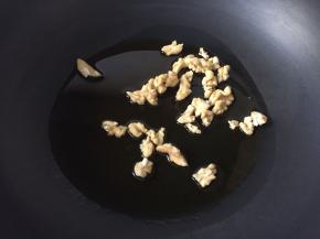 锅中少许油将核桃仁炒香后盛出