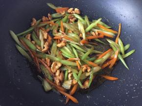 加入核桃仁炒匀即可。