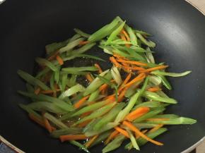 重起油锅炒芹菜和胡萝卜
