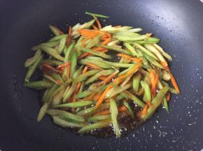 加盐和生抽调味