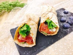 卷起即可食用，配上一些蓝莓，一杯牛奶